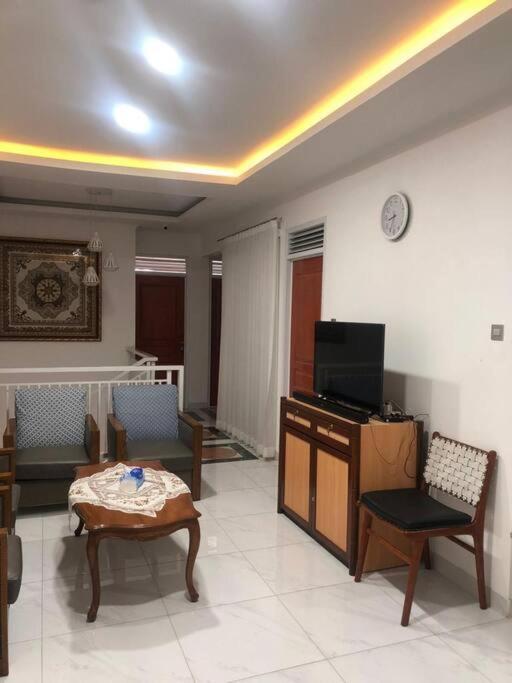Schones Haus Private Pool & Netflix By Grorental Bandung Dış mekan fotoğraf